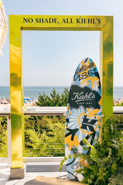 At Bounce Beach Montauk, consumers were invited to capture photos with the Kiehl’s taxicab and pose with a branded surfboard. The stop also included a performance by up-and-coming country singer Shaboozey.