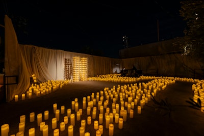 The arrival moment featured 1,800 flickering candles, a classical pianist playing pop hits at a grand piano, and a 7-foot gold N inlaid with over 300 candles.