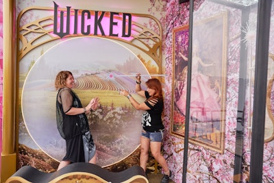 On one side of the booth, visitors found the pink world of Glinda (played by Ariana Grande), the character who surrounds herself with pink clothing, accessories, and a bedroom fully decorated in the same hue.