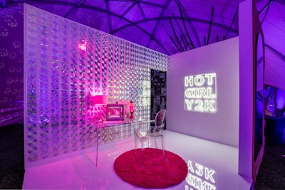 At this year’s NYLON House, which was produced by Event Eleven at event venue MARAZA, blank silver discs were used to create an iridescent backdrop.