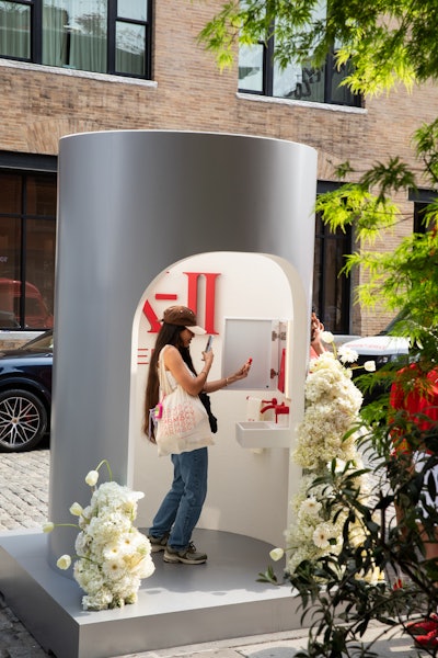 At the center of the activation was a custom-built, multisensory SK-II Pod designed to resemble the cap of the brand’s signature bottle. Guests were invited to “step into the essence” by entering the space, which featured a visual, aromatic, and auditory experience.