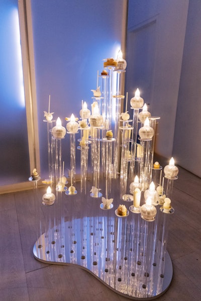 In 2023, Chris Weinberg Events and PartySlate hosted a Little Prince-themed networking event in Miami, where Earth & Sugar showcased its decadent desserts in a display reminiscent of clear candleholders. Though it didn’t use actual flames, the arrangement cleverly mimicked the flickering glow of candles, adding a dramatic and enchanting ambiance to the dessert presentation. See more: 10 Catering and Decor Ideas From This Poetic The Little Prince-Themed Networking Event