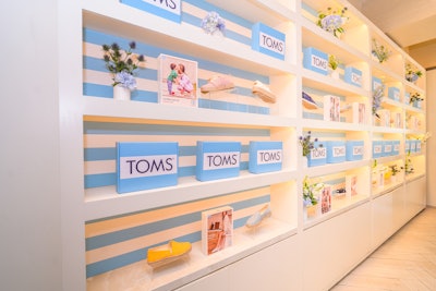 Each cafe underwent a full visual transformation featuring soft blues and cloud whites to match the aesthetics of both brands. Inside, customers could explore TOMS' spring shoe collection through an in-cafe shopping app.