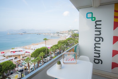 The layout promoted both collaboration and calm, with communal tables, lounge seating, and styling elements that made the space feel collaborative and relaxed. Inside, GumGum hosted a steady cadence of invite-only meetings and intimate gatherings throughout the week. Custom signage and a branded balcony gave GumGum daily visibility among thousands of festivalgoers strolling La Croisette.