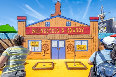 A standout moment included the lawn mower photo op, where fans posed in front of the Hill residence and “drove” through Arlen alongside oversize cutouts of the Hill family. Nearby, Rhinestein’s Cowboy Boot Toss offered a shot at exclusive prizes.