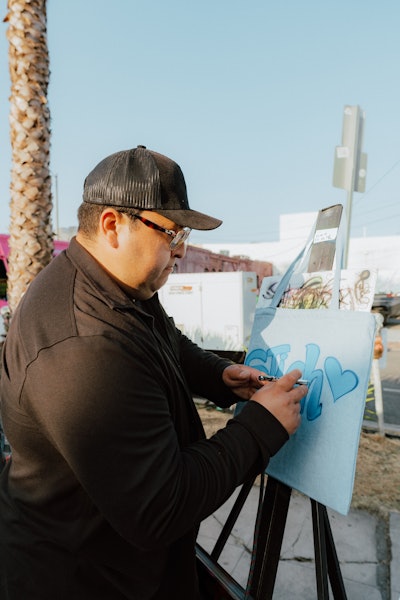 Fans could take home air-brushed tote bags.