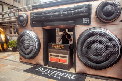 The Belvedere bar and lounge featured an oversize inflatable boombox DJ booth with a pair of headphones. Here, guests could sip on the Belvedere Fro-Zen with Belvedere Organic Vodka, jasmine, matcha, pistachio, and honey wasabi and the Belvedere Golden Orchard with Belvedere Organic Vodka, amaretto, apple pale ale, apricot, and dill. Attendees were also able to get a sneak peek at the new Belvedere Dirty Brew.