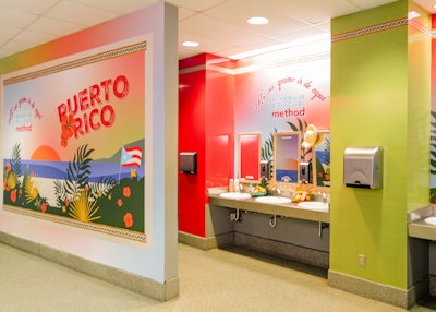 Guests are met with affirming messages like “¡estás on fire!” and “¡tú sí que estás pa’ foto!” lining the mirrors—part of the campaign’s goal to celebrate the bathroom as a space for confidence, reflection, and emotional reset.
